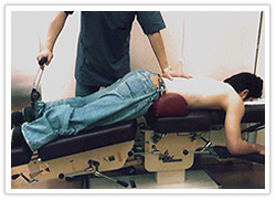 コックステーブルによる脊椎分離すべり症や脊柱管狭窄症のアジャスト