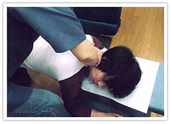 ニーポスチャーテーブルによる上部頚椎バイオメカニックテクニック